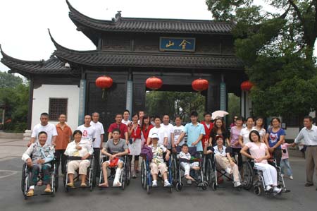 我院醫(yī)護(hù)人員和四川地震災(zāi)區(qū)傷員＂心連心＂游園活動