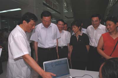 省長(zhǎng)羅志軍、副省長(zhǎng)何權(quán)在市領(lǐng)導(dǎo)陪同下來(lái)我院調(diào)研