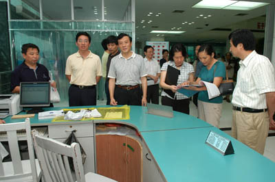 省“文明城市”創(chuàng)建工作考核測(cè)評(píng)組來(lái)我院檢查考核