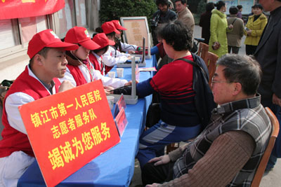 我院青年志愿者來到江科大社區(qū)為居民免費體檢