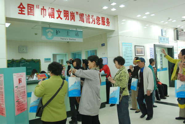 全國(guó)醫(yī)院文化建設(shè)先進(jìn)單位學(xué)習(xí)考察團(tuán)70余人來(lái)我院參觀學(xué)習(xí)