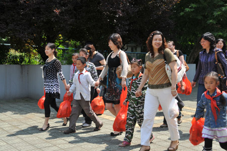 我院團(tuán)委、婦委會(huì)與結(jié)對(duì)幫扶的石馬中心校的15名孩子們來到南京海底世界歡度“六一”兒童節(jié)
