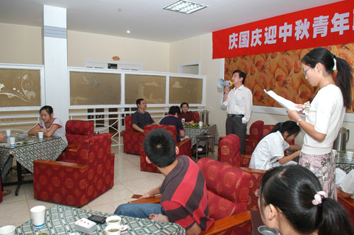 我院舉行“慶國慶、迎中秋”青年聯(lián)歡會