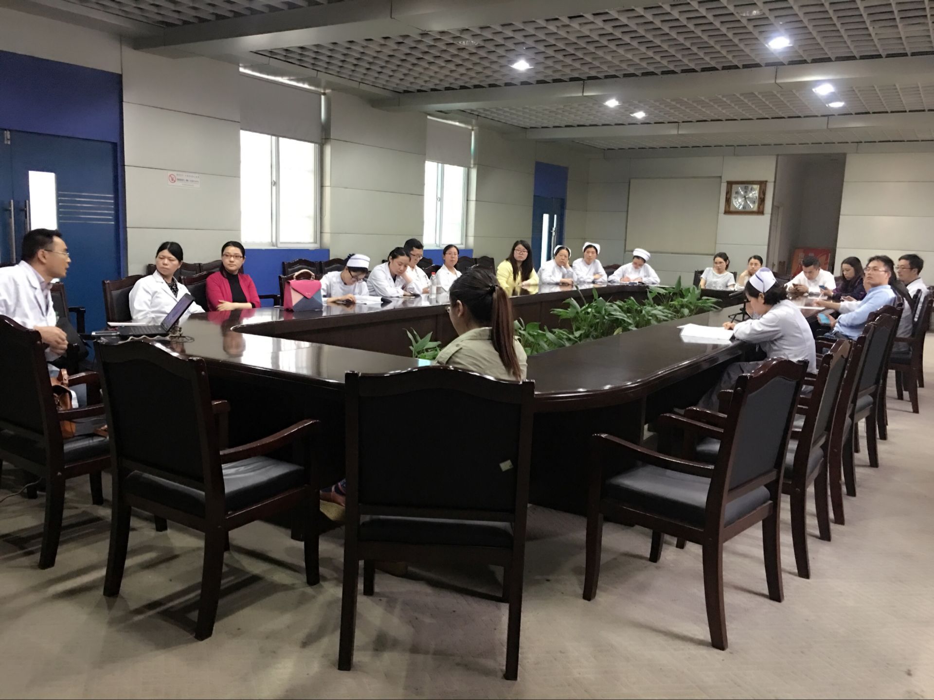 市一院內(nèi)一支部動員部署“兩學(xué)一做”學(xué)習(xí)教育