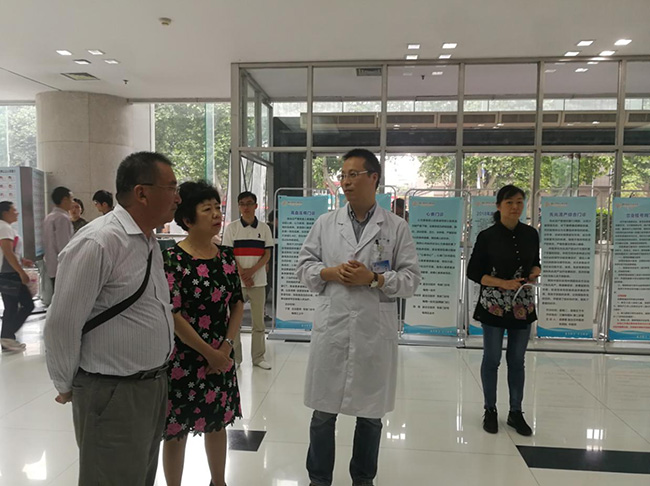 青海省海南州衛(wèi)生健康系統(tǒng)考察組來我院考察交流