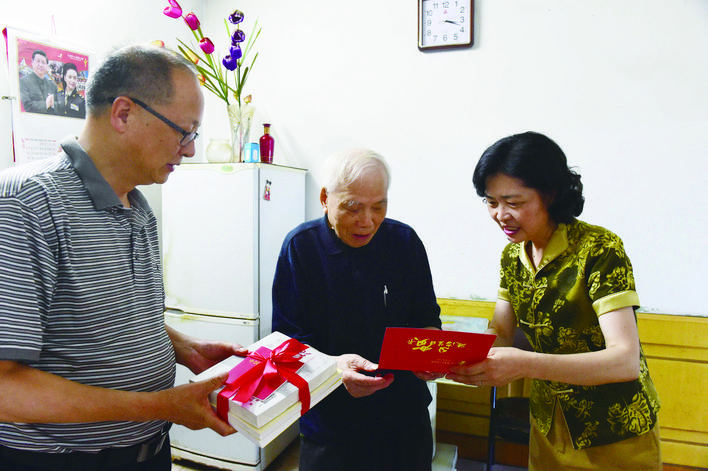 院領(lǐng)導(dǎo)慰問70年黨齡的醫(yī)務(wù)工作者