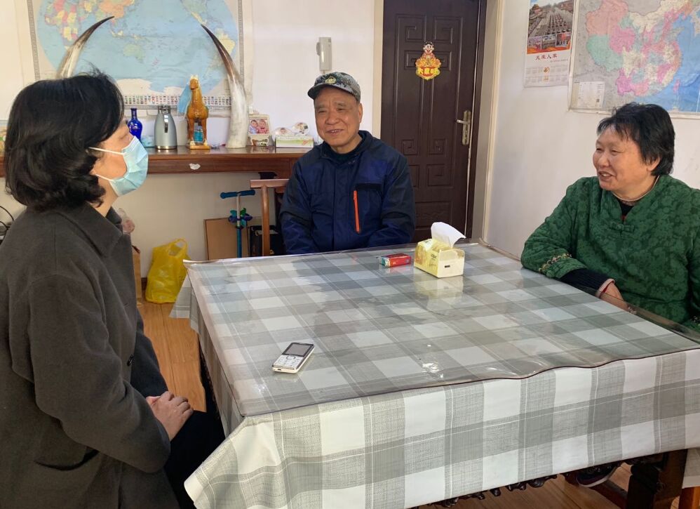 醫(yī)院黨委走訪慰問仍然堅守武漢一線的醫(yī)療隊員家屬