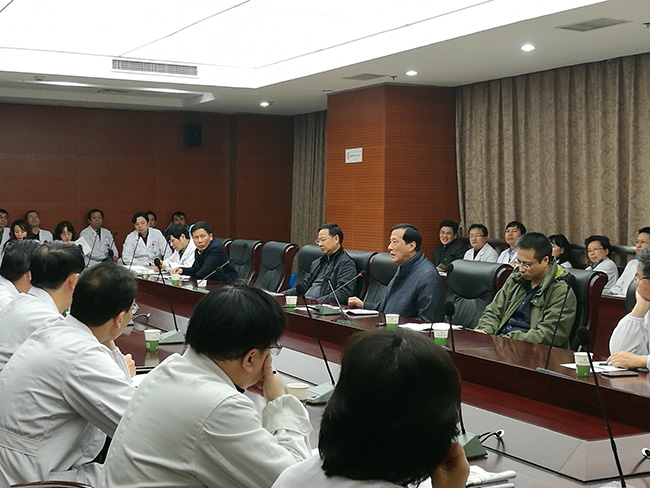 我院召開(kāi)科主任集體廉政談話暨行風(fēng)建設(shè)自查自糾工作會(huì)議