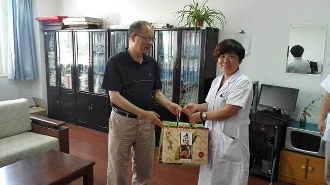 市一院端午節(jié)前慰問新疆四師進修醫(yī)生