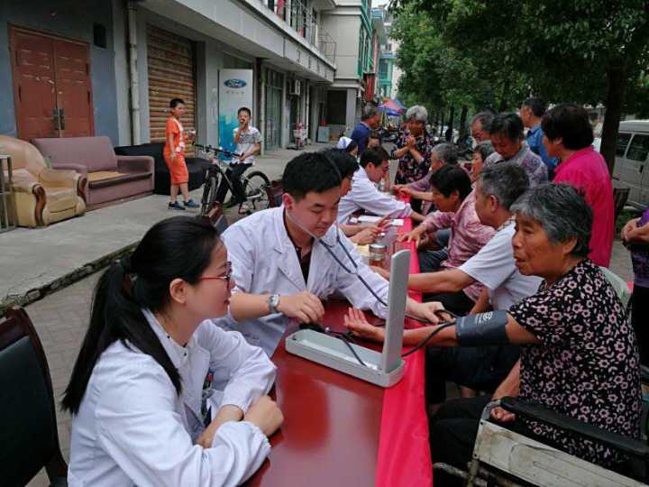 市一院皮膚科黨員示范崗“幫扶義診、健康服務(wù)”走進京口區(qū)象山社區(qū)