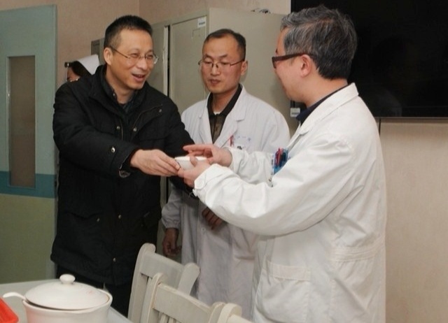 甜甜的元宵，暖暖的醫(yī)院——市一院領(lǐng)導(dǎo)班子慰問晚夜班醫(yī)務(wù)人員