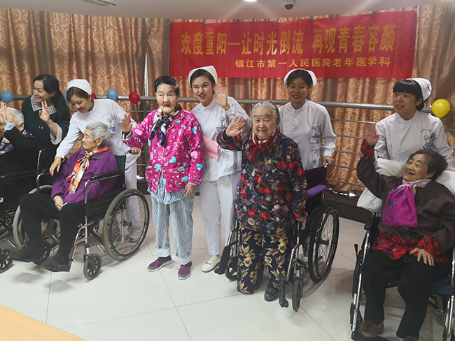 2018年市一院敬老月系列活動正式啟動——第一站走進(jìn)老年病區(qū)“讓時光倒流，再現(xiàn)青春容顏” 