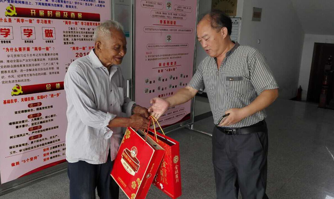 市一院中秋節(jié)前慰問(wèn)結(jié)對(duì)幫扶貧困戶