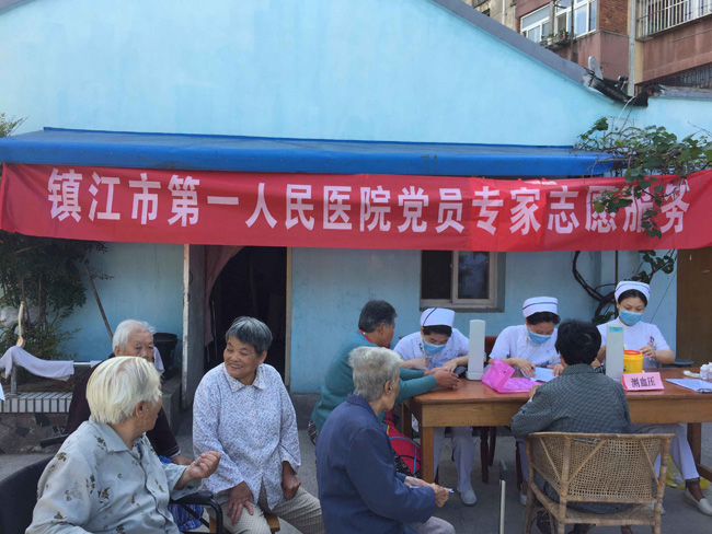 市一院“統(tǒng)一活動(dòng)日”組織黨員專家走進(jìn)康居老年公寓送健康
