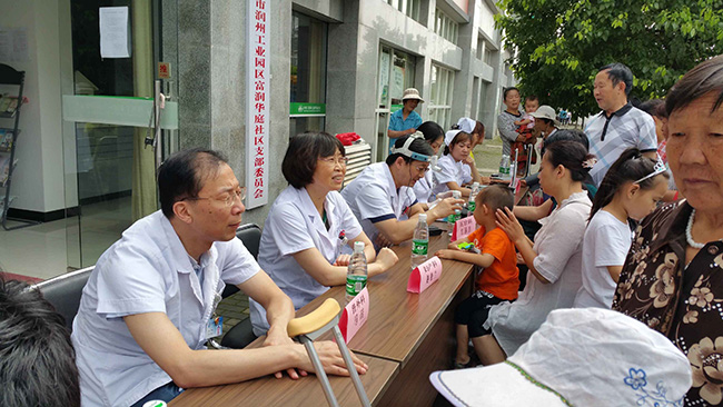 市一院外二黨支部“康復(fù)愛心工程一暑期送健康”義診活動
