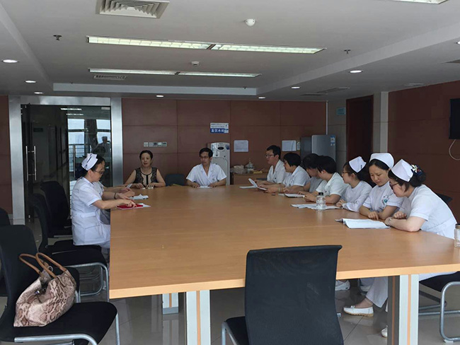 市一院內(nèi)一黨支部組織小組專題學習討論