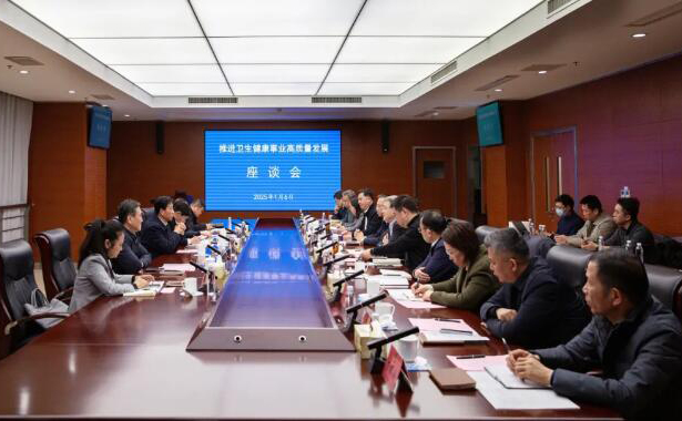 省政協(xié)副主席胡剛來鎮(zhèn)調(diào)研衛(wèi)生健康工作　郭建陪同