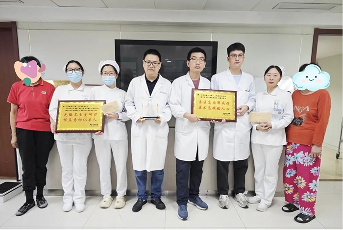 一面錦旗，兩塊牌匾，兩封感謝信，見證一場雙向奔赴溫暖